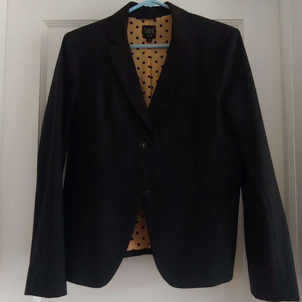Black blazer. Like New. 2 buttons. Inside pocket.